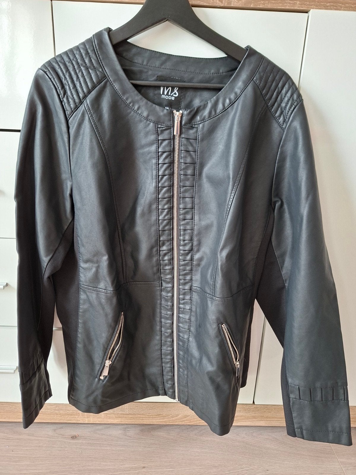Stijlvol Zwart Imitatie Leren Jasje - Maat 50, Zwart, Maat 46/48 (XL) of groter, Ophalen of Verzenden, Zo goed als nieuw