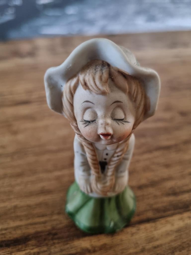 Vintage porseleinen beeldje van meisje met hoed, Antiek en Kunst, Ophalen of Verzenden