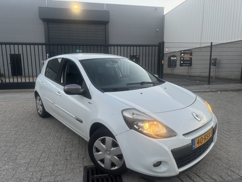 Renault Clio 1.5 dCi Night & Day Gps Clima Cruise Parksensor, Auto's, Euro 5, Gebruikt, 4 cilinders, Wit