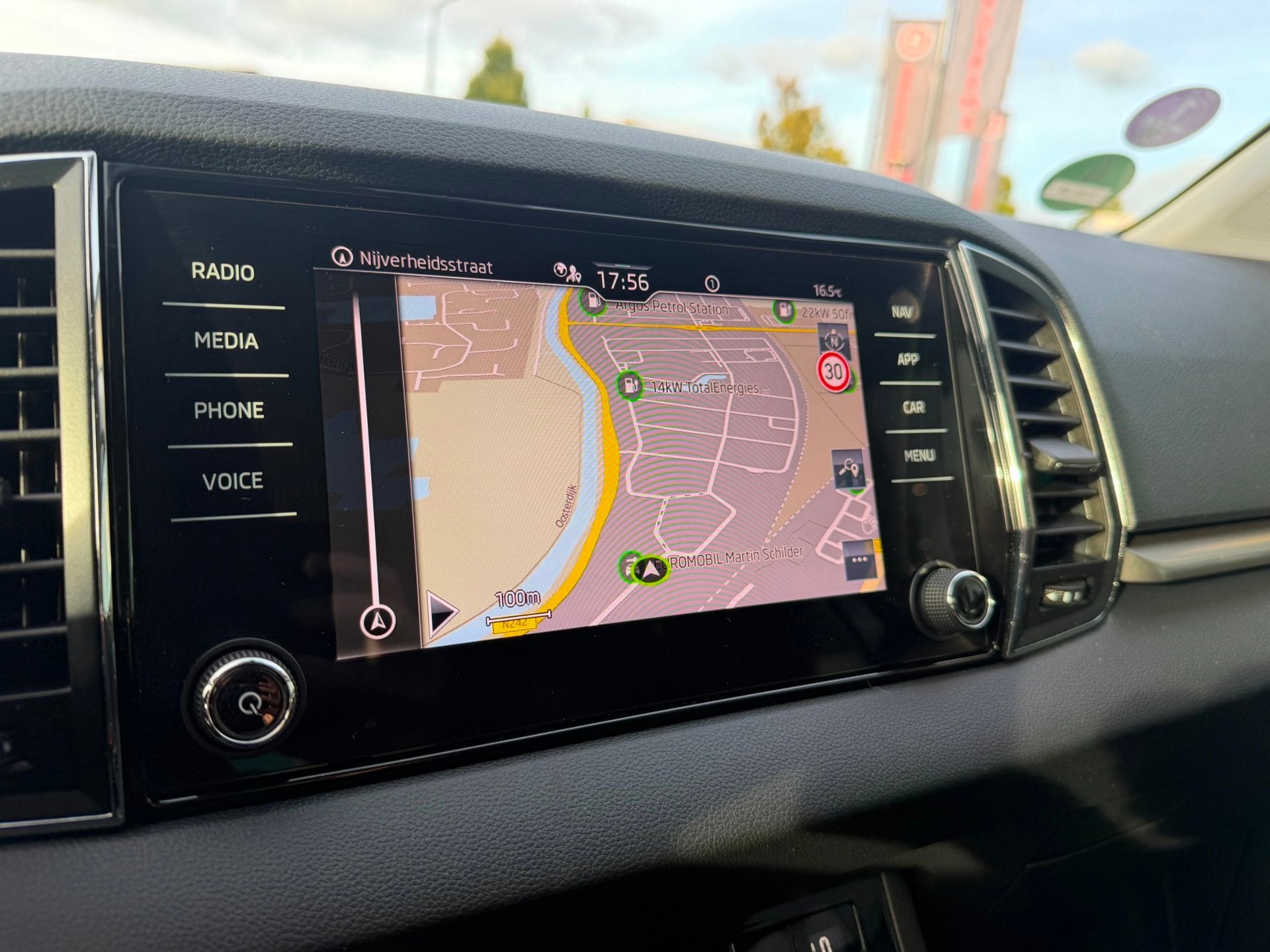 Skoda Karoq 1.5 TSI ACT Business Edition AUT|NAVI|Trekhaak!, Auto's, Stof, Euro 6, 4 cilinders, Wit