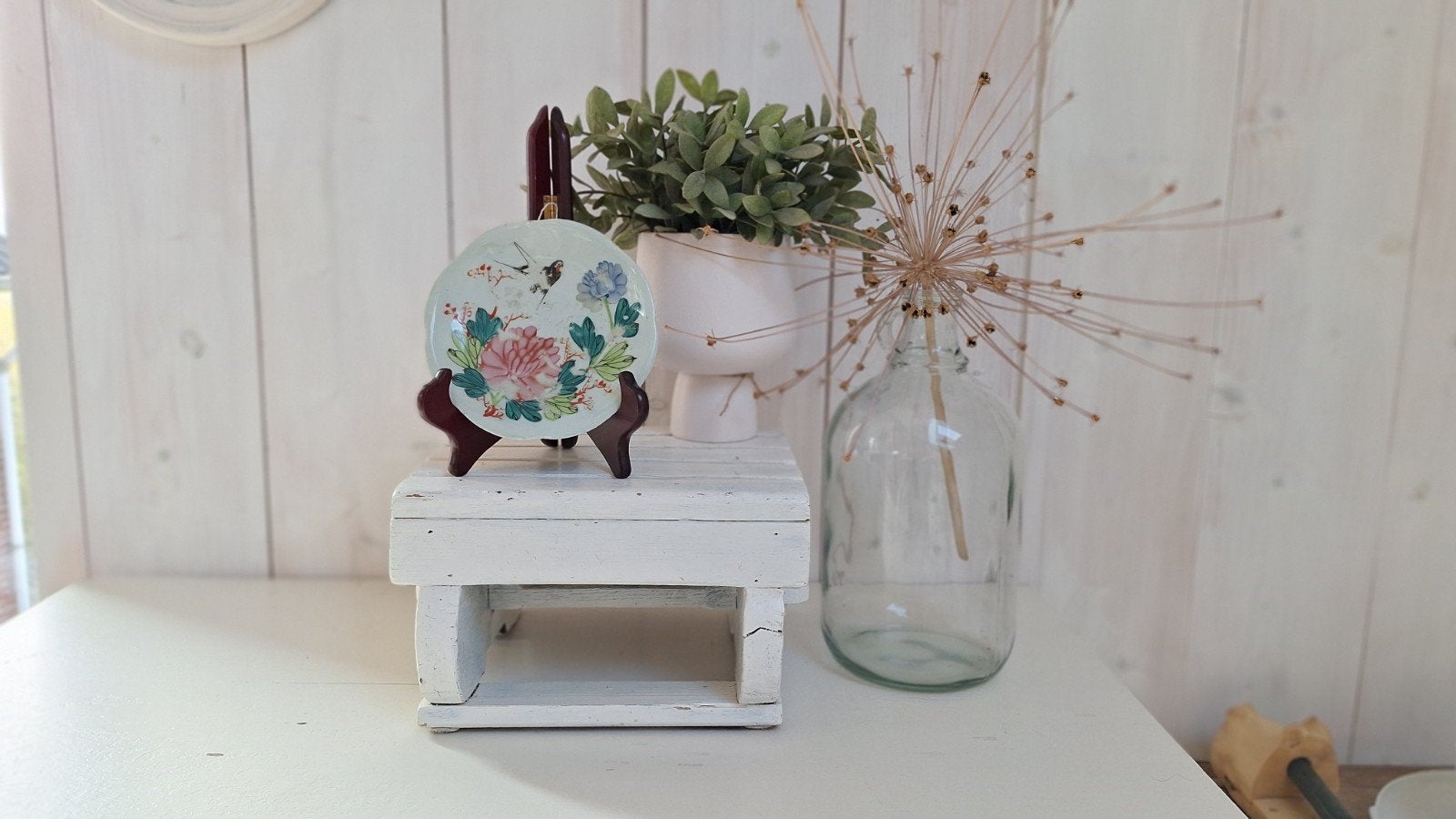 vintage sierbordje, sier bord met vogeltje in pastel tinten, Gebruikt, Vintage, Ophalen of Verzenden, Bord(en)