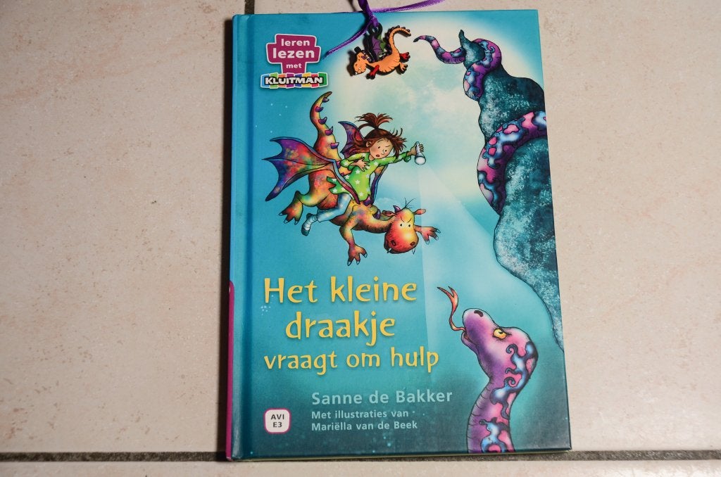 Het kleine draakje vraagt om hulp / Sanne de Bakker AVI E3, Ophalen of Verzenden, Zo goed als nieuw, Fictie algemeen