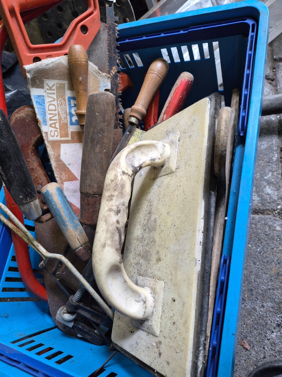 Diverse handgereedschap, waaronder zagen en beitels, Ophalen, Gebruikt, Zaag