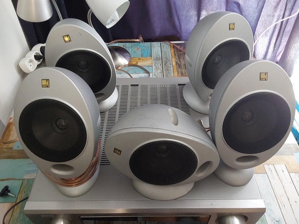 KEF HTS 2001 salellite speakers set van 5, Ophalen, Gebruikt, 60 tot 120 watt, Inclusief standaarden
