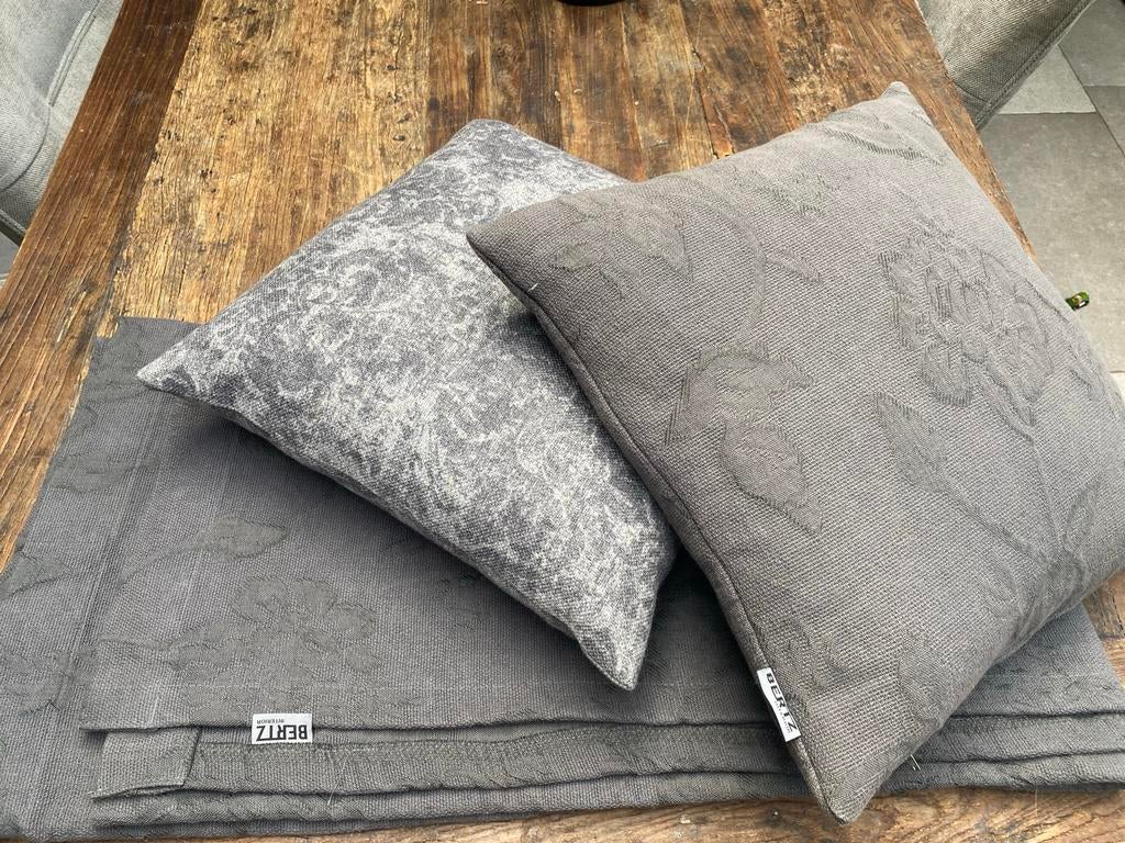 BertZ set: 2 kussens plaid hoogehuys hoffz aura peeperkorn, Huis en Inrichting, Ophalen of Verzenden, Zo goed als nieuw