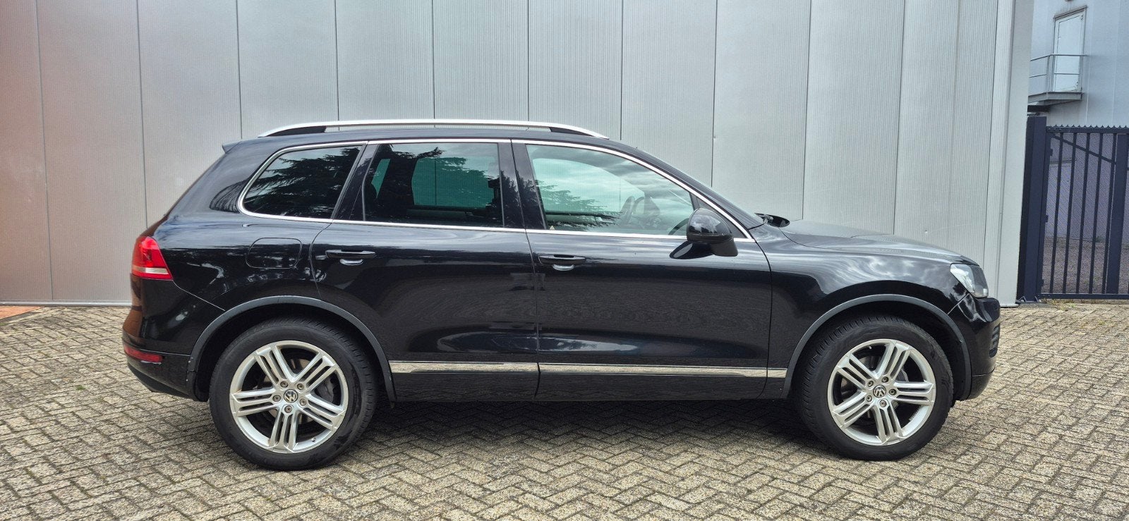 Volkswagen Touareg, nl auto. apk juli 2027, goed onderhouden, Auto's, Volkswagen, Automaat, Zwart, Zwart, Diesel