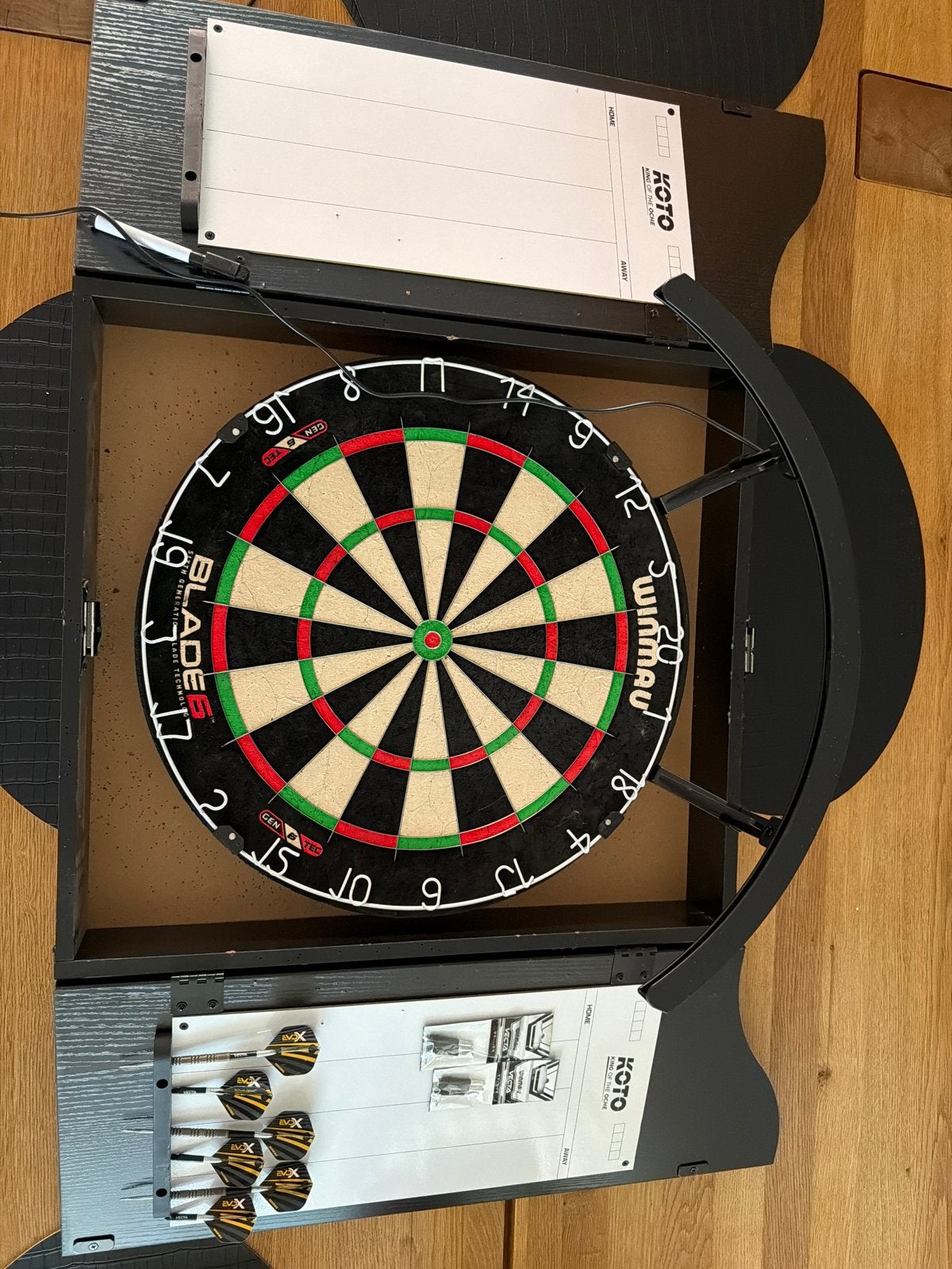 Winmau Blade 6 dartbord met KOTO ombouw en MVG evo x pijlen, Ophalen, Gebruikt, Dartbord met pijlen