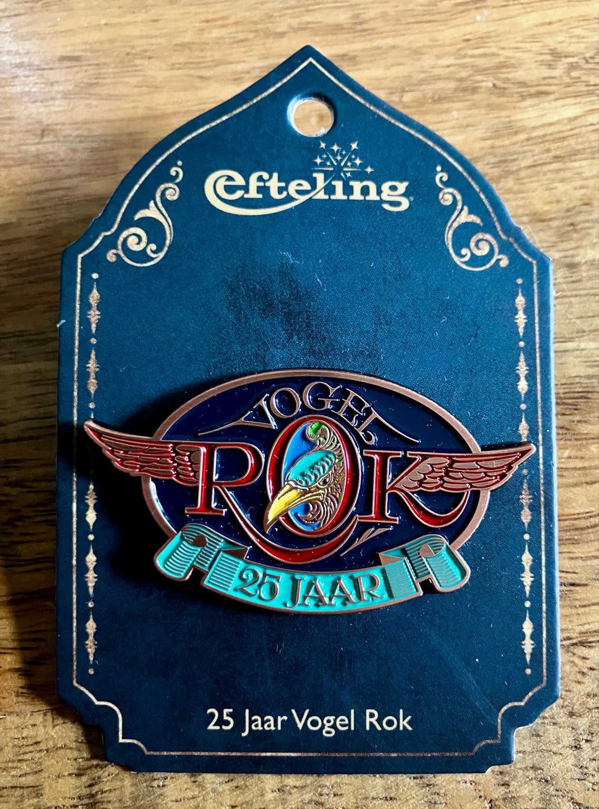 Efteling Pin 25 Jaar Vogel Rok - Nieuw op kaart, Verzamelen, Efteling, Verzenden, Nieuw, Button of Speldje