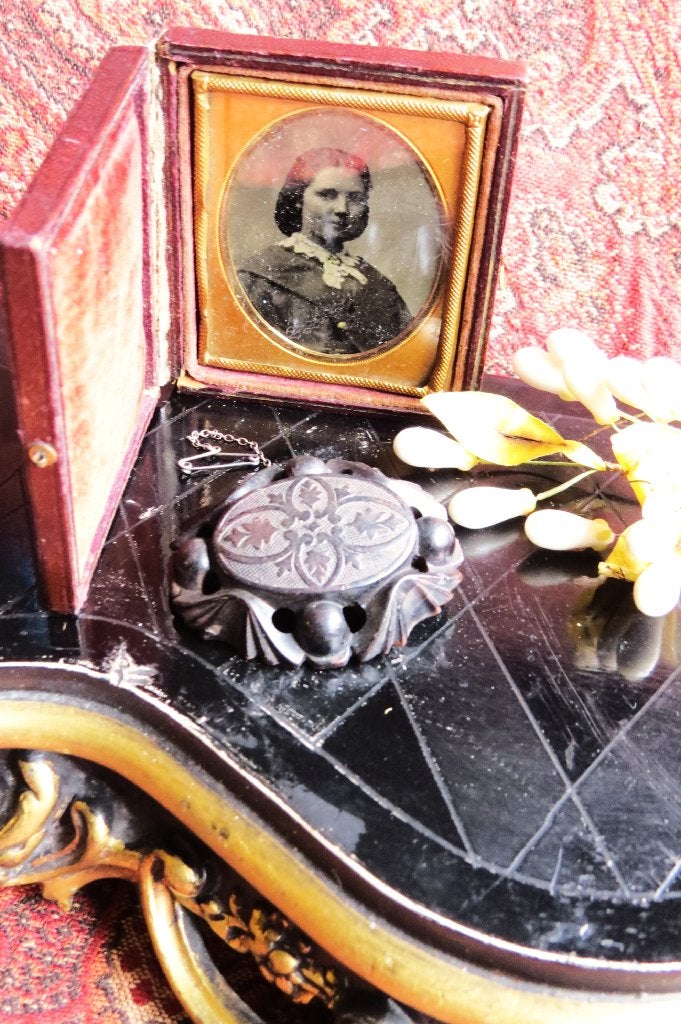Antiek originele Whitby jet rouw broche uit circa 1865, Ophalen of Verzenden, Overige materialen, Broche