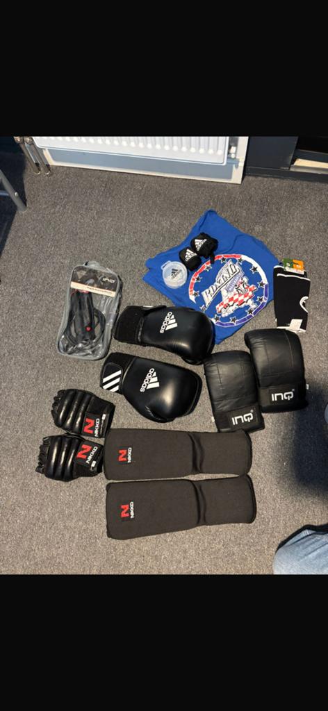 Adidas nikko Kinder boxhandschoenen scheenbeschermers, Sport en Fitness, Ophalen of Verzenden, Zo goed als nieuw, Bokshandschoenen
