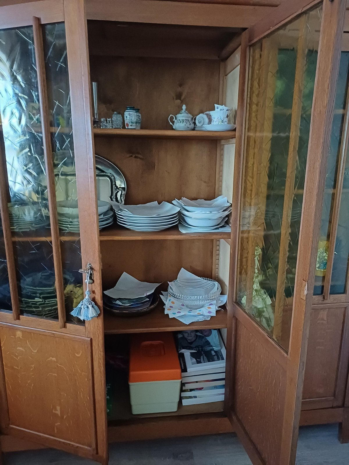 Antieke eiken vitrinekast met glas, Ophalen