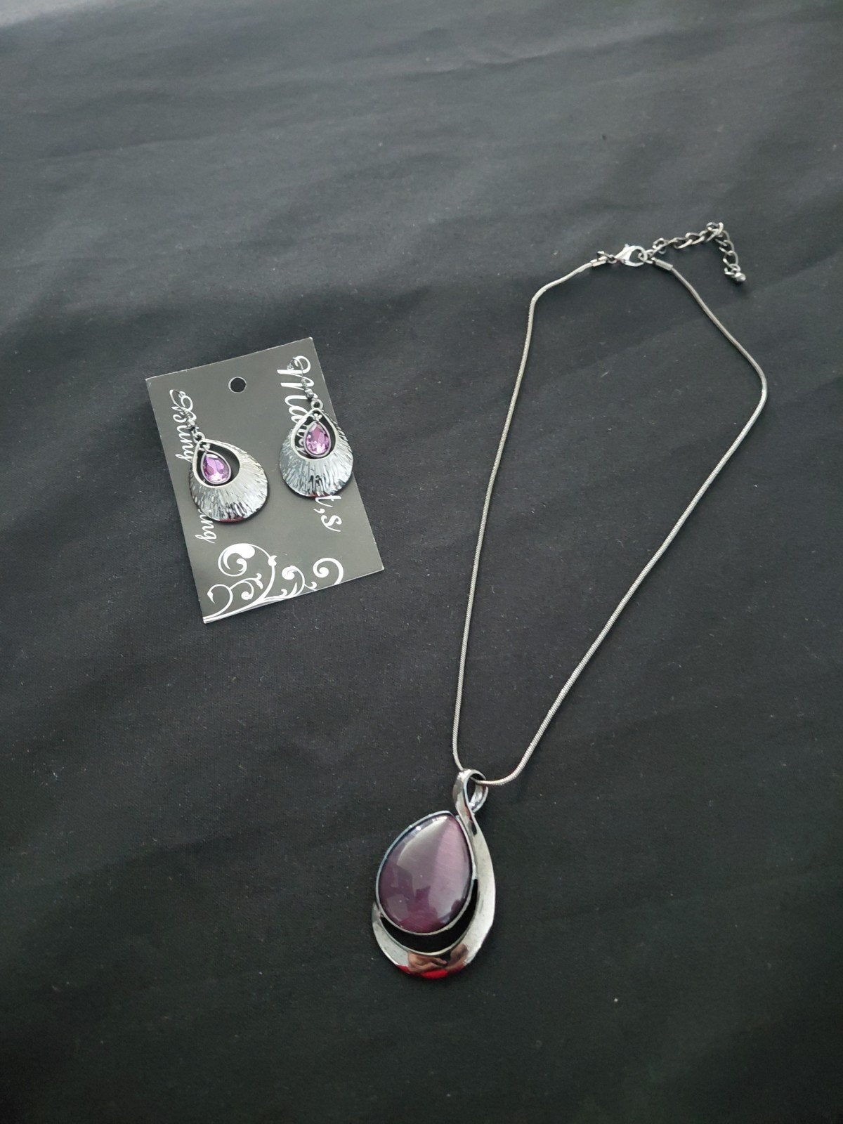Ketting en oorbellen set met paarse steen Nieuw, Sieraden, Tassen en Uiterlijk, Ophalen, Overige materialen, Paars, Nieuw