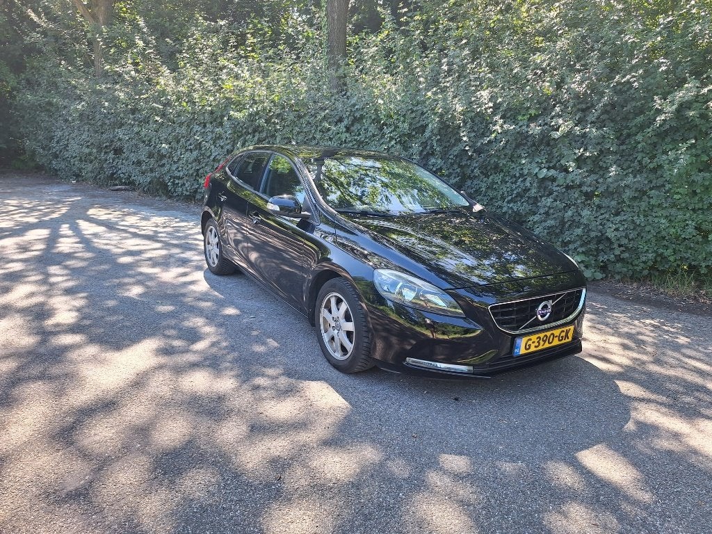 Volvo V40 1.6 150 pk | Benzine | Trekhaak | 179.614 km, Voorwielaandrijving, 1596 cc, Zwart, 4 cilinders