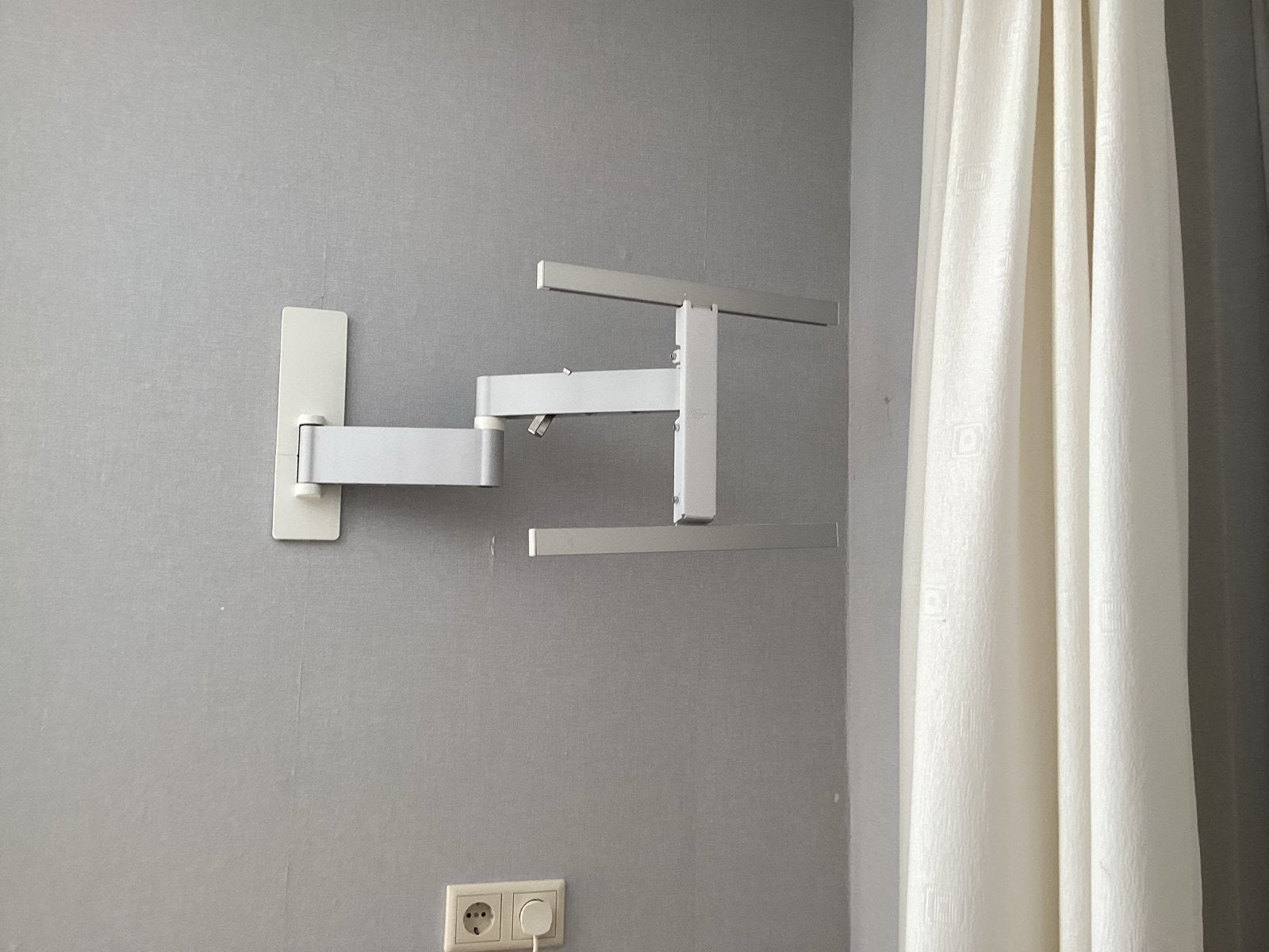 Draaibare TV Steun - Wandmontage, Ophalen, Gebruikt