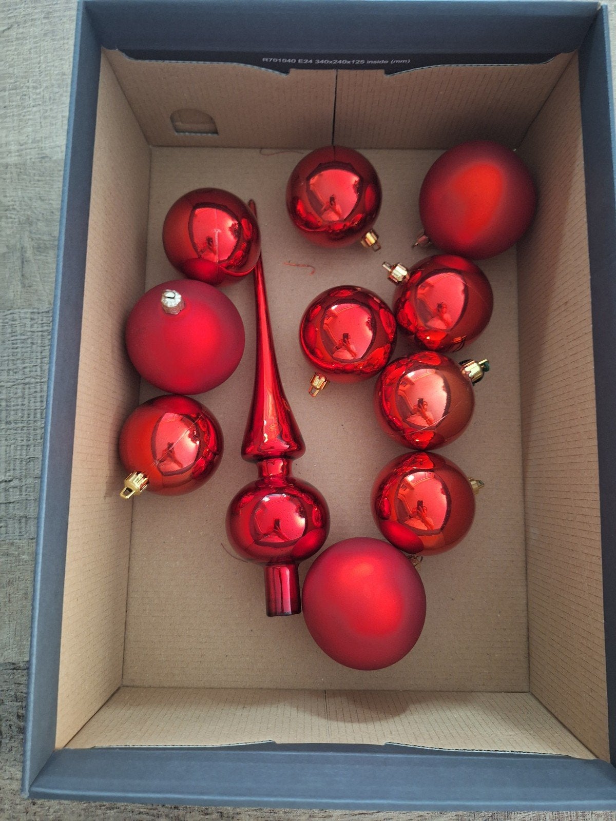 10 rode kerstballen+1 kerstboom piek, Ophalen of Verzenden, Zo goed als nieuw