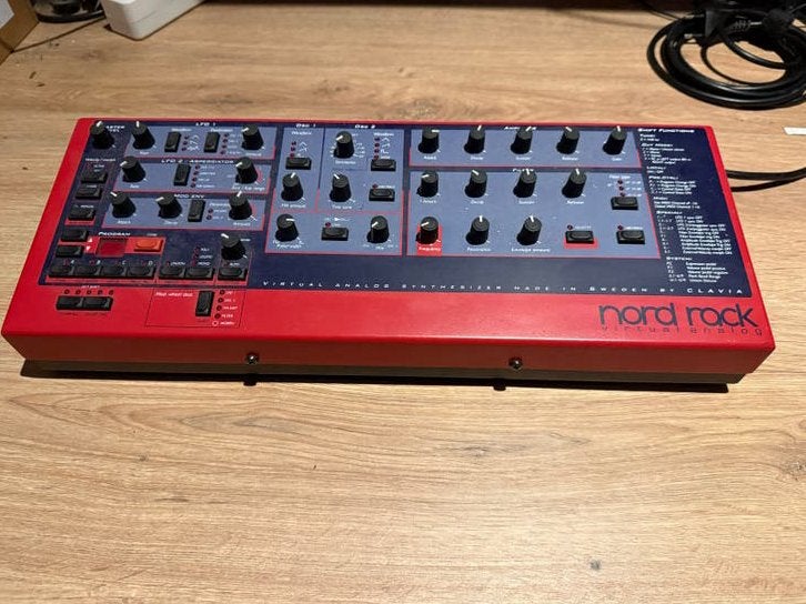 Nord Rack met extra stemmen uitbreiding, Overige merken, Zo goed als nieuw, Met midi-aansluiting, Overige aantallen