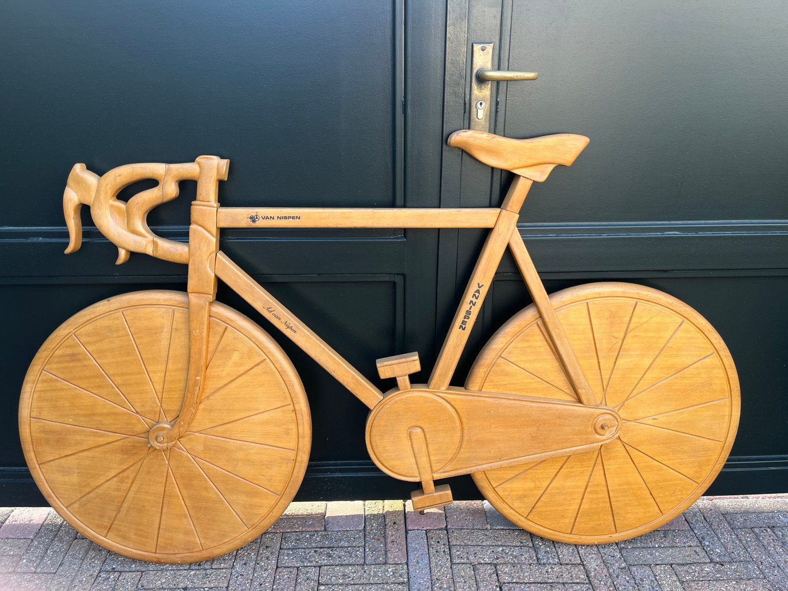 Houten wielrennersfiets, Ophalen