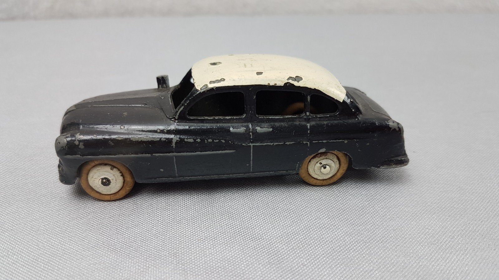 Dinky Toys Ford Vedette 24X - Zwart/Wit - Gebruikt, Ophalen of Verzenden, Gebruikt, Auto