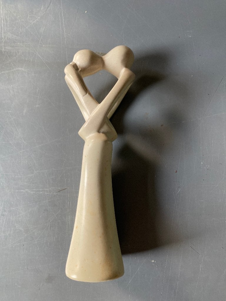 beeld kussend paar, Groep mensen, Minder dan 20 cm, Ophalen of Verzenden, Steen of Keramiek