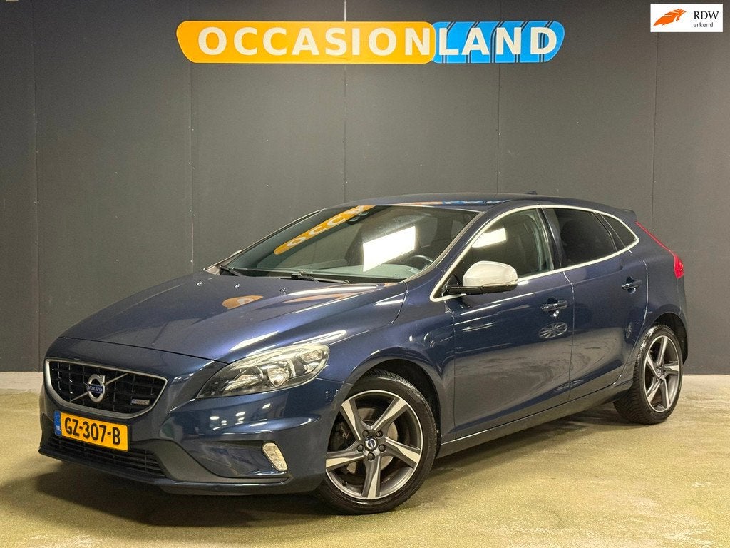 Volvo V40 1.6 T4 R-Design|TREKHAAK|CRUISE|BLUETOOTH|NAVI|17I, Auto's, Volvo, Gebruikt, Zwart, 4 cilinders, 700 kg