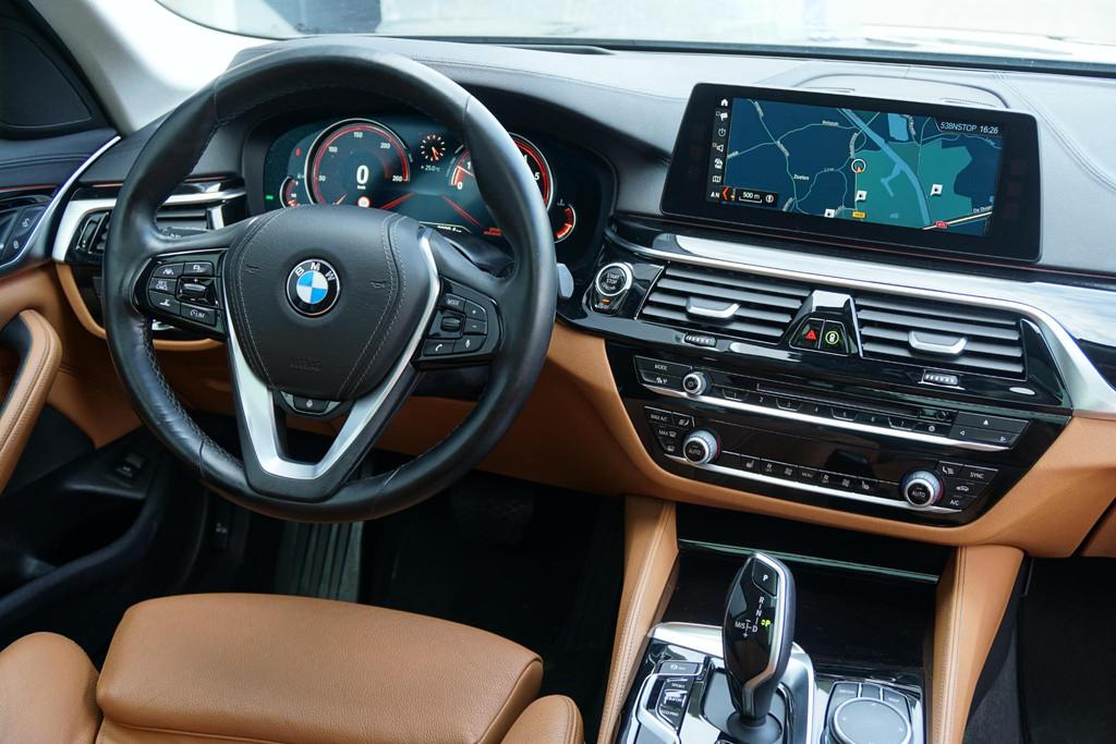 BMW 5-serie Touring 530i xDrive Executive + PANO / ADAPTIEVE, Automaat, 1998 cc, Gebruikt, 4 cilinders