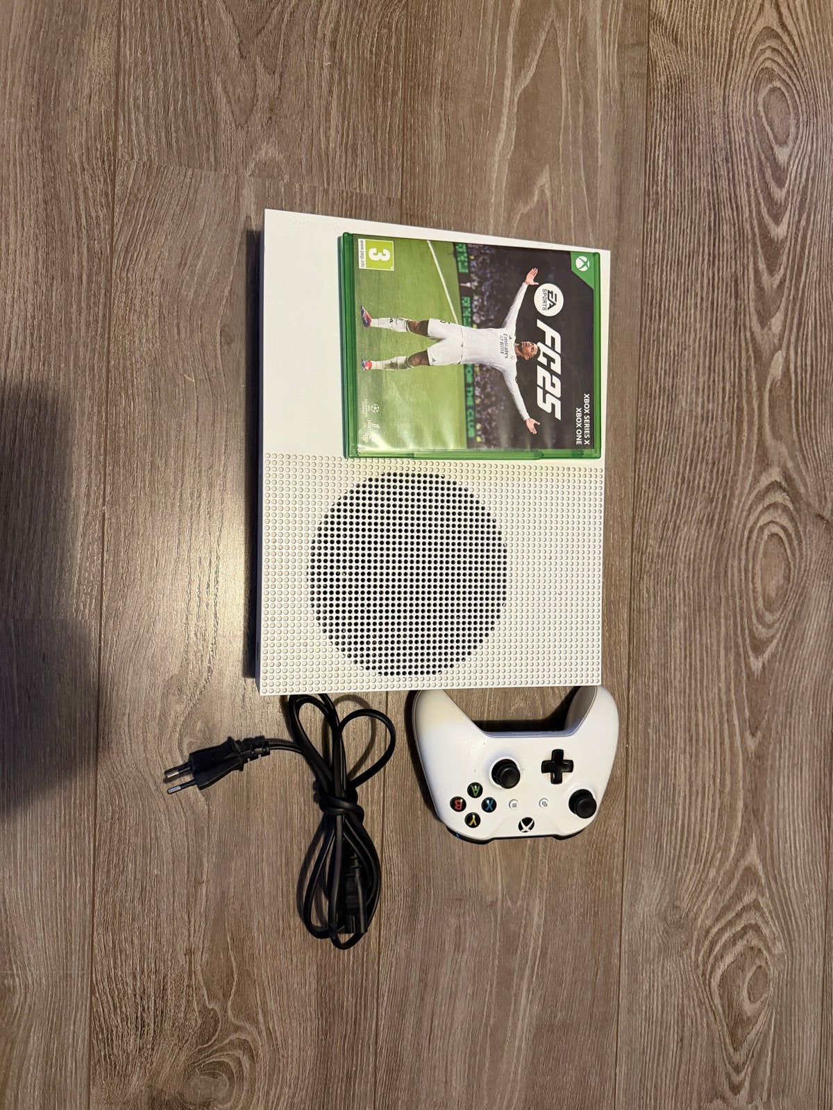 Xbox One S met controller en FIFA 23, Spelcomputers en Games, Games | Xbox One, 1 speler, Ophalen of Verzenden, Zo goed als nieuw