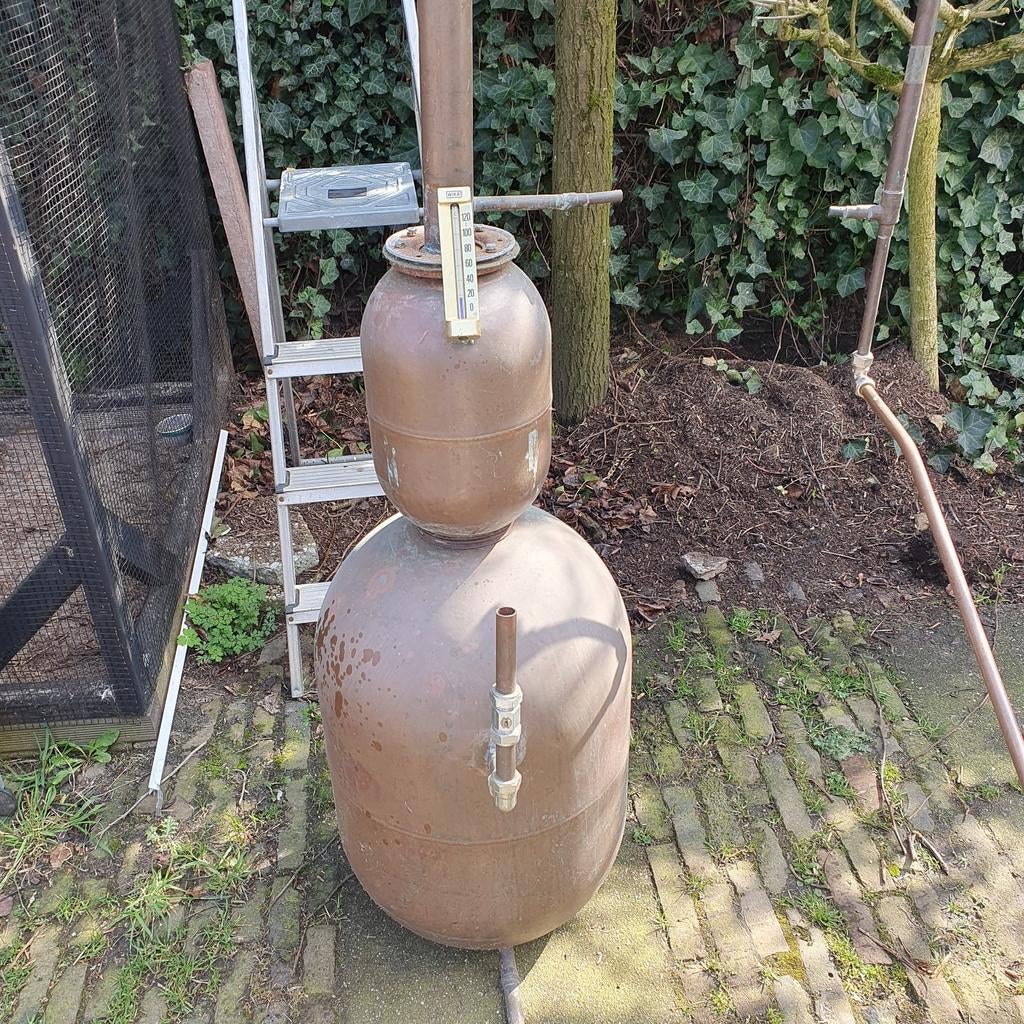 Grote koperen destilleerketel met thermometer, Ophalen