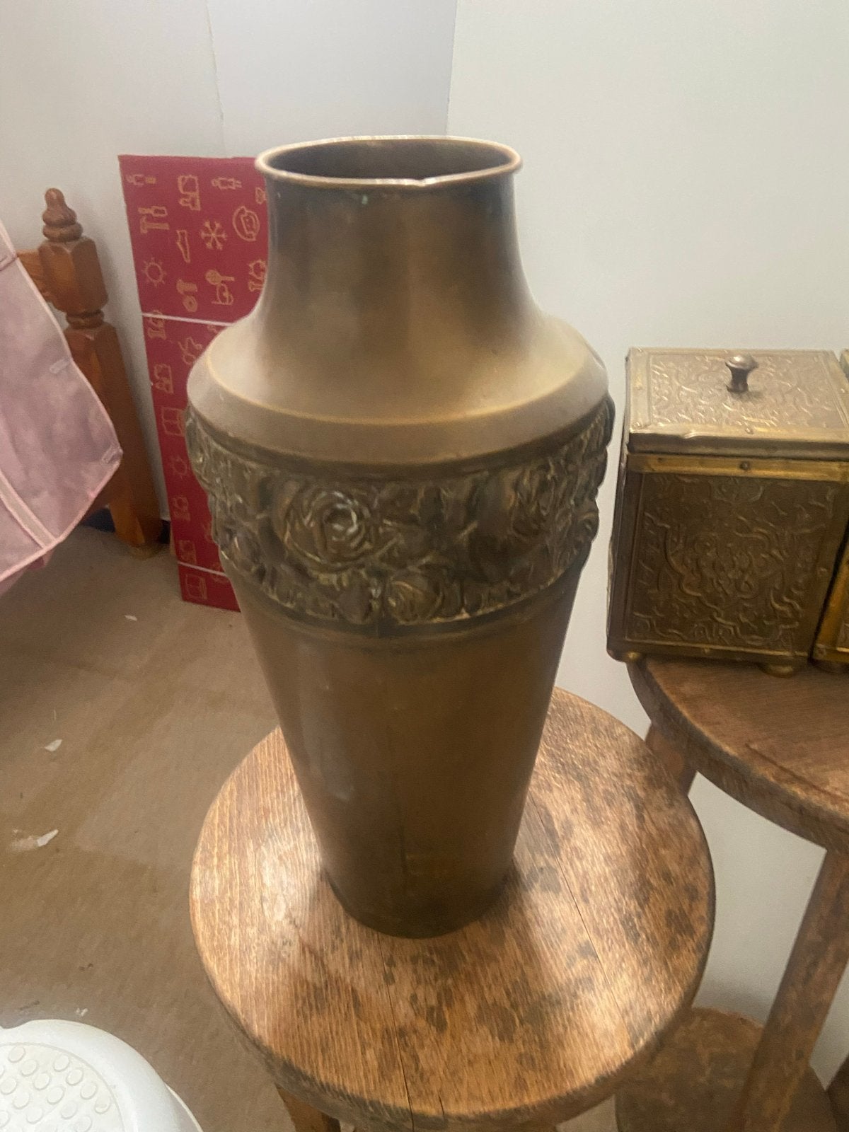Antieke bronzen vaas met rozenreliëf, Ophalen