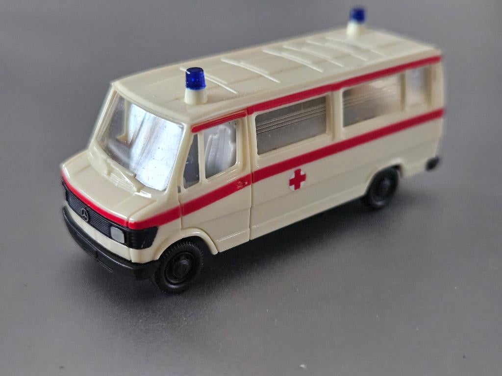 1:87 ambulance Mercedes 207D lang model Rode Kruis Herpa € 6, Ophalen of Verzenden, Zo goed als nieuw, Auto, Herpa