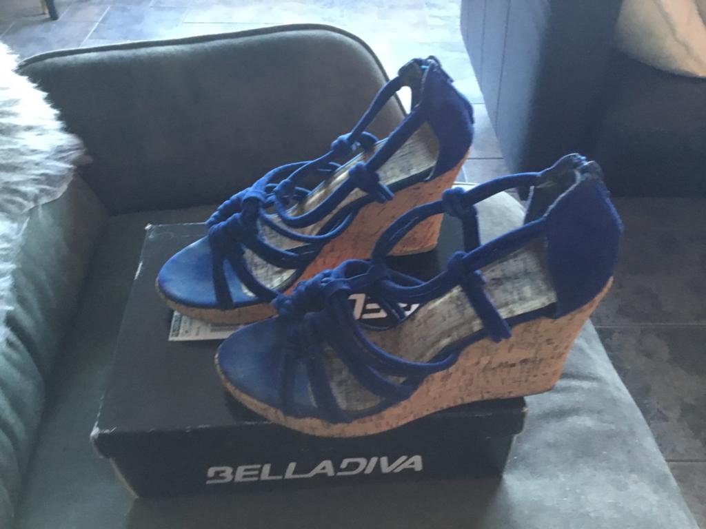 Blauwe sleehak sandalen maat 42 Belladiva, Ophalen, Blauw, Sandalen of Muiltjes, Zo goed als nieuw