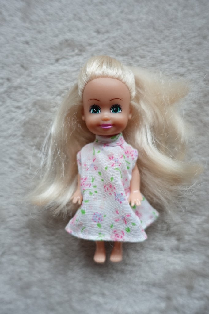 Elsa en haar verloren zusje: 2 geklede poppetjes, Ophalen of Verzenden, Gebruikt, Babypop