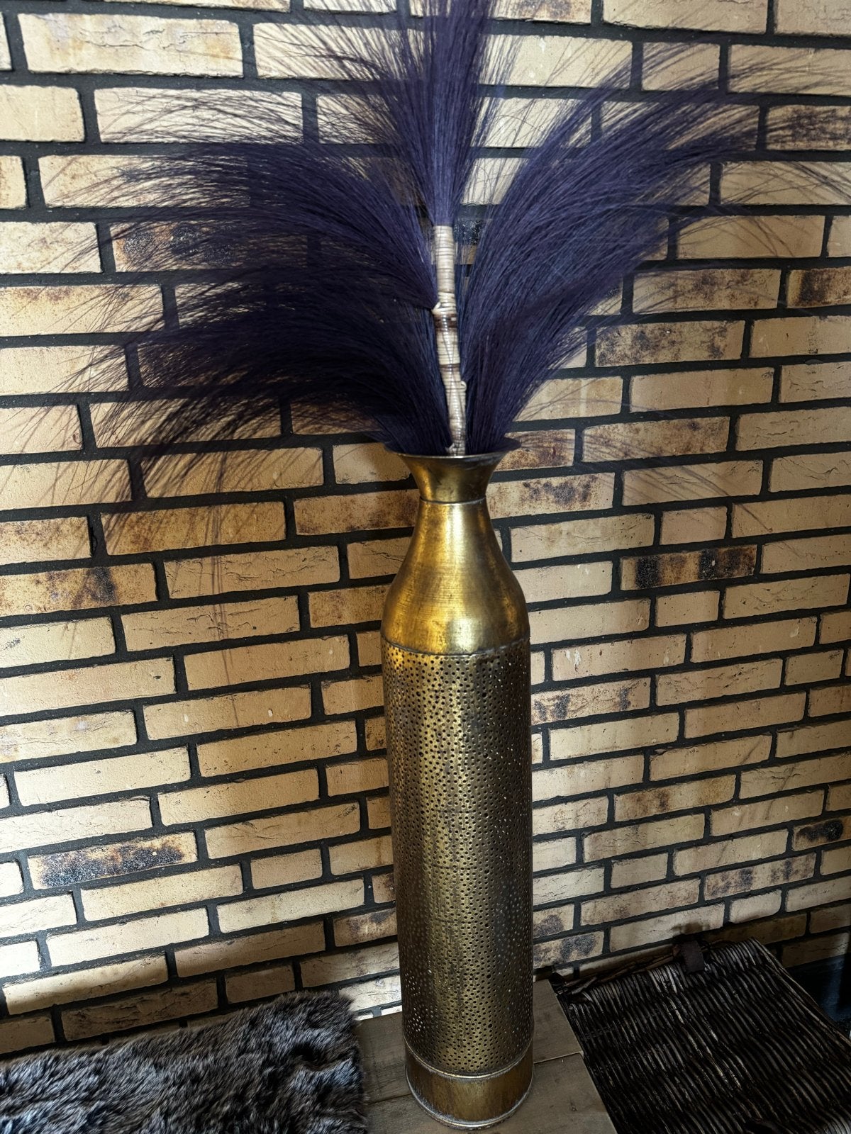 Gouden vaas met zwarte pluimen, Ophalen