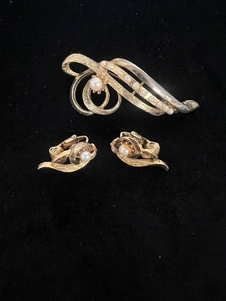 Vintage Goudkleurige Broche en Oorbellen Set uit 1950, Overige materialen, Ophalen of Verzenden, Zo goed als nieuw, Met parel