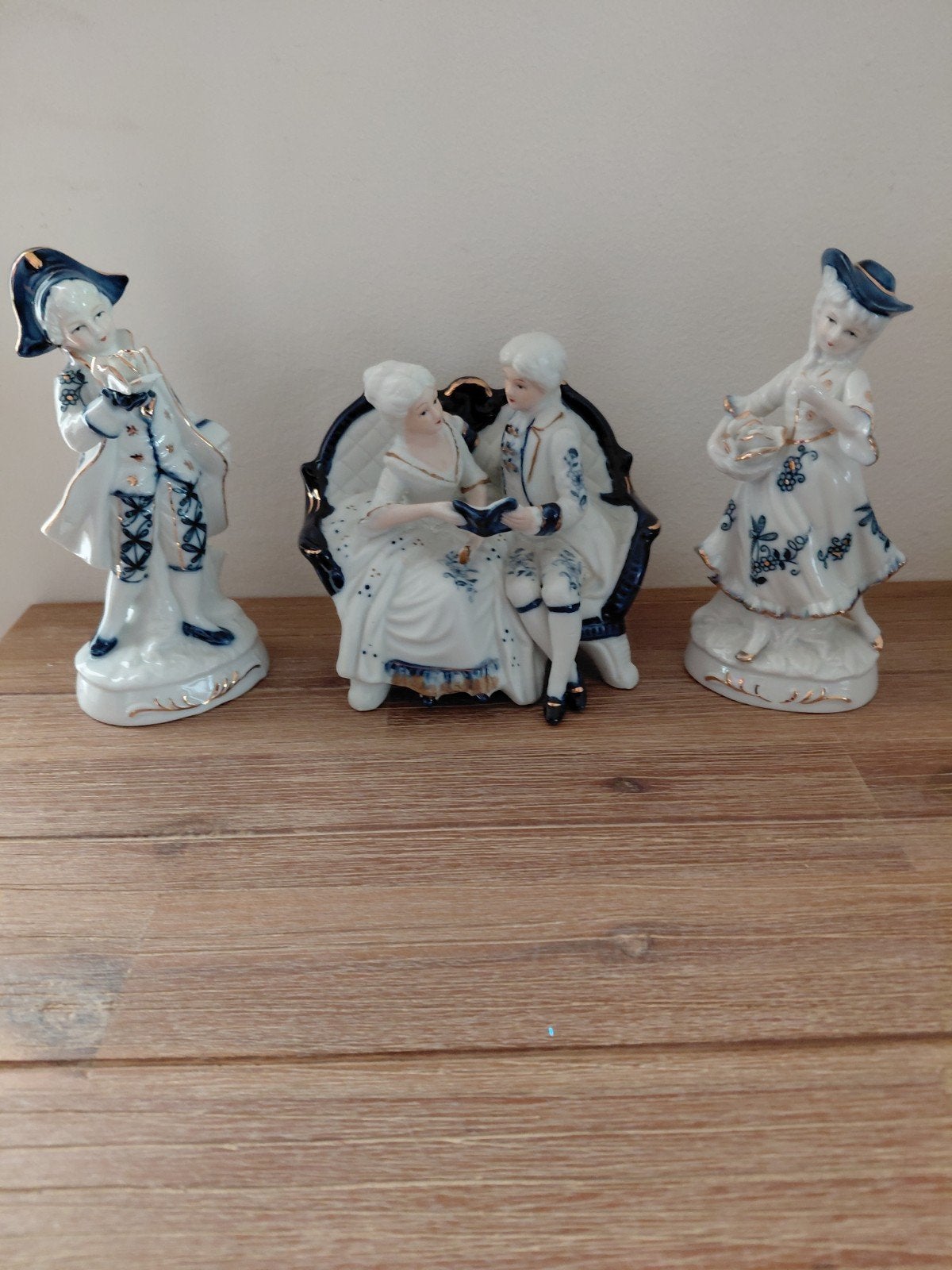 Porseleinen Beeldjes: Elegant Paar in Blauw en Goud, Antiek en Kunst, Ophalen of Verzenden
