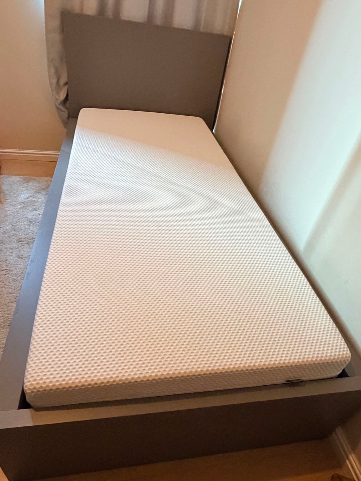 Ikea MALM bed grijs 90x200 incl. matras en lattenbodem, Huis en Inrichting, 90 cm, Eenpersoons, Ophalen of Verzenden, Zo goed als nieuw