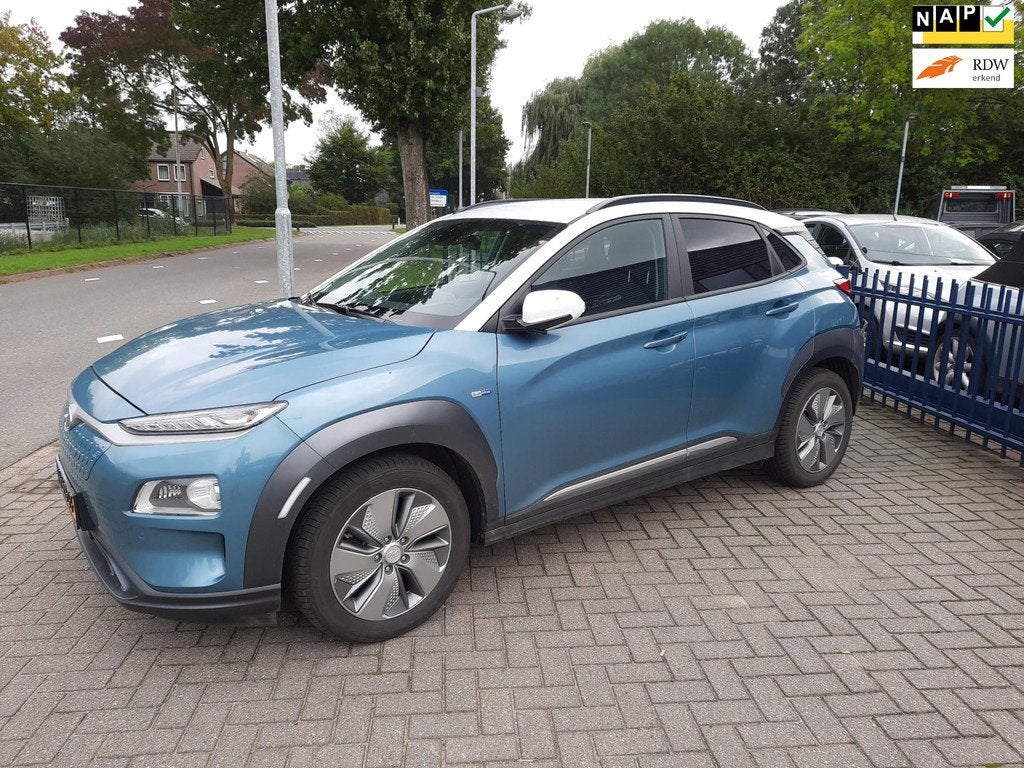 Hyundai Kona EV Fashion 64 kWh LUXE 4% bijtelling Blauw/wit, Auto's, Hyundai, Gebruikt, Zwart, 174 min, Blauw