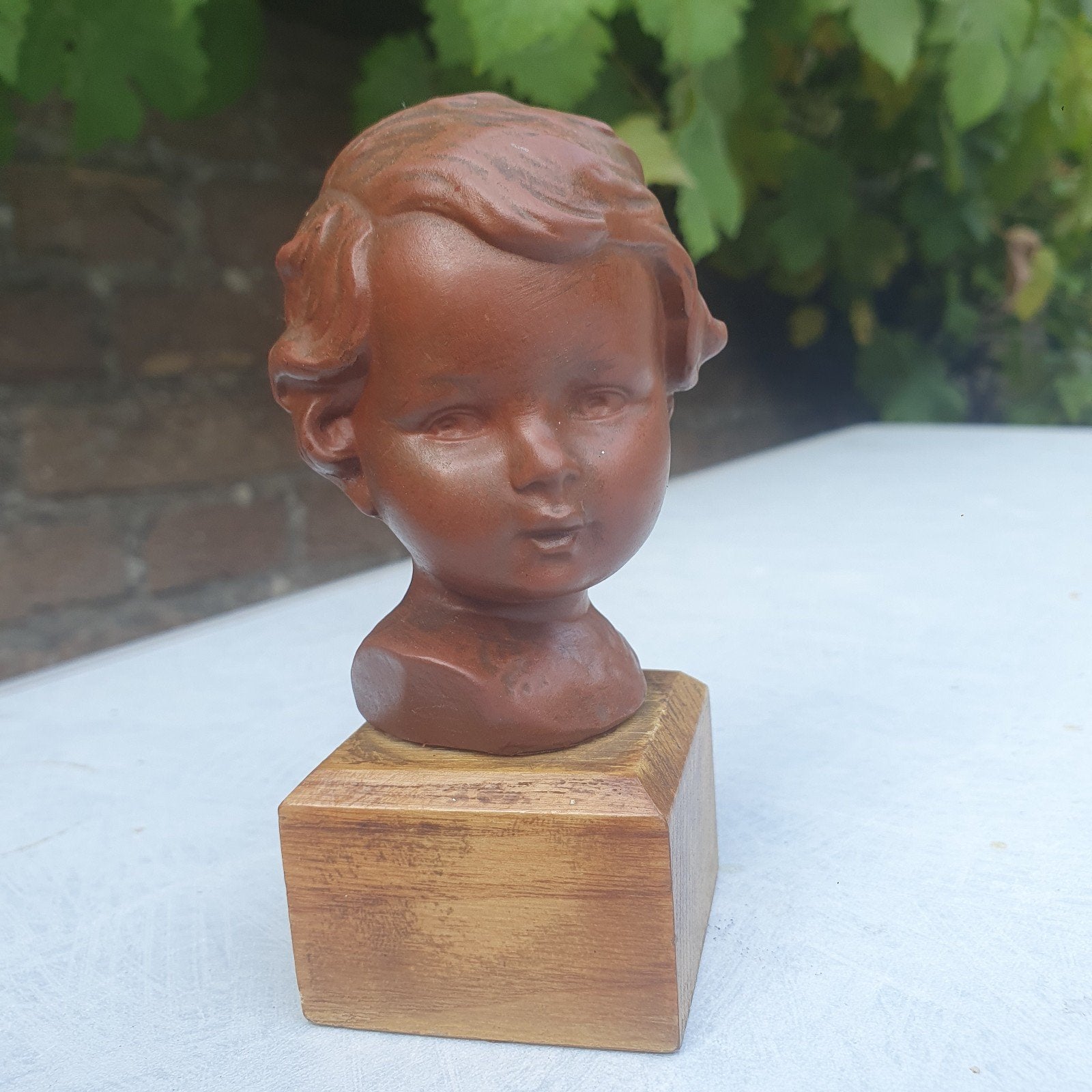 Goebel kinderkopje op houten voet, Minder dan 20 cm, Buste, Ophalen of Verzenden, Op sokkel