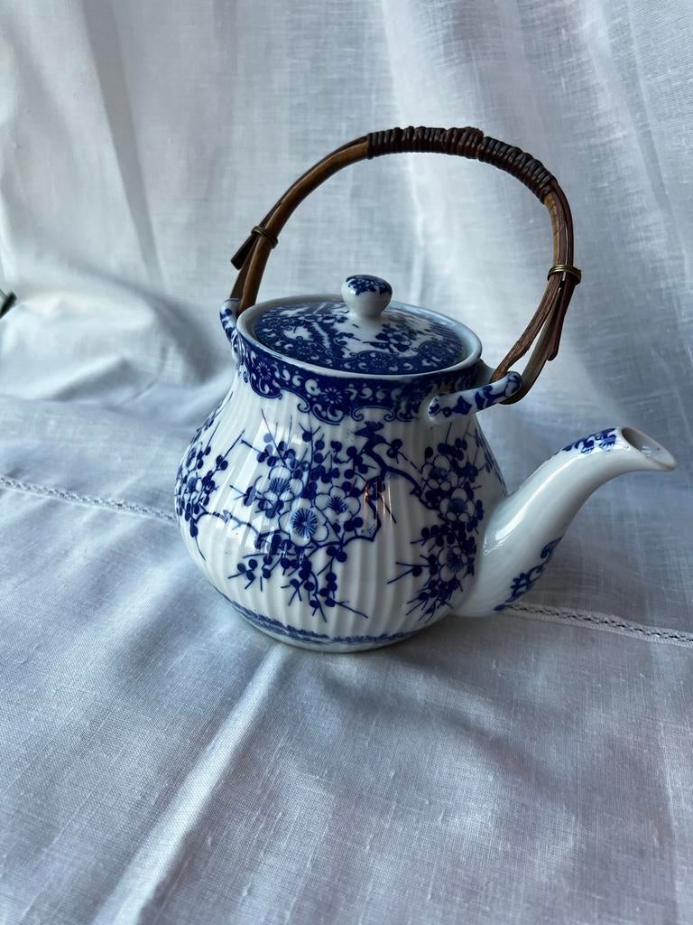 Vintage porseleinen theepot met bamboe handvat, Ophalen of Verzenden