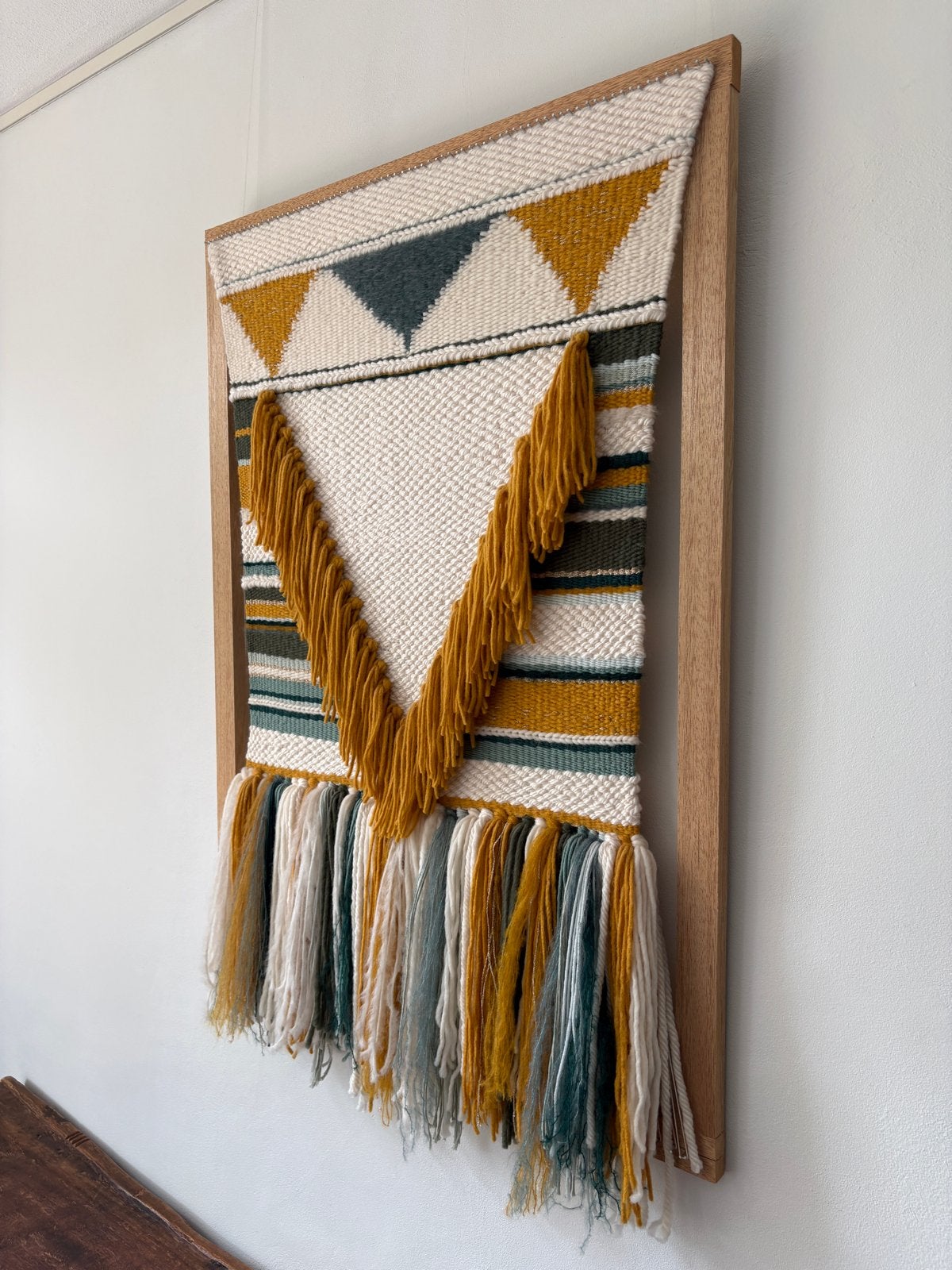 Uniek handgeweven wandkleed in houten frame, Ophalen, Boho, Geel, Zo goed als nieuw