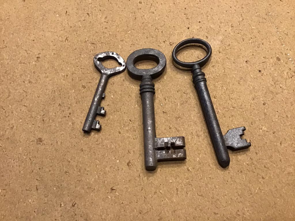 3 oude ijzeren sleutels, Antiek en Kunst, Antiek | Gereedschap en Instrumenten, Ophalen of Verzenden