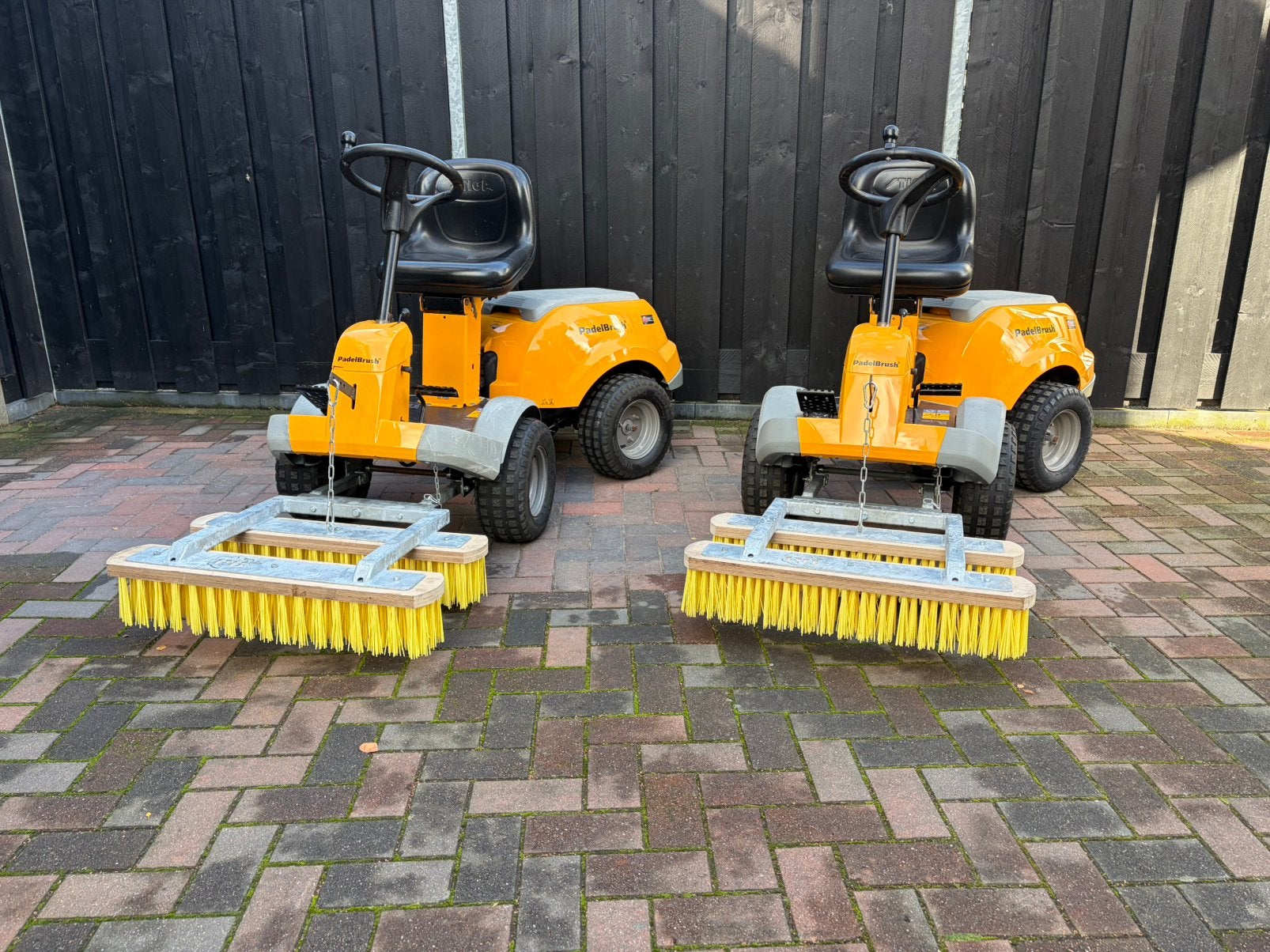 Kunstgras borstel machine voor onderhoud padelbaan, Ophalen of Verzenden, Zo goed als nieuw