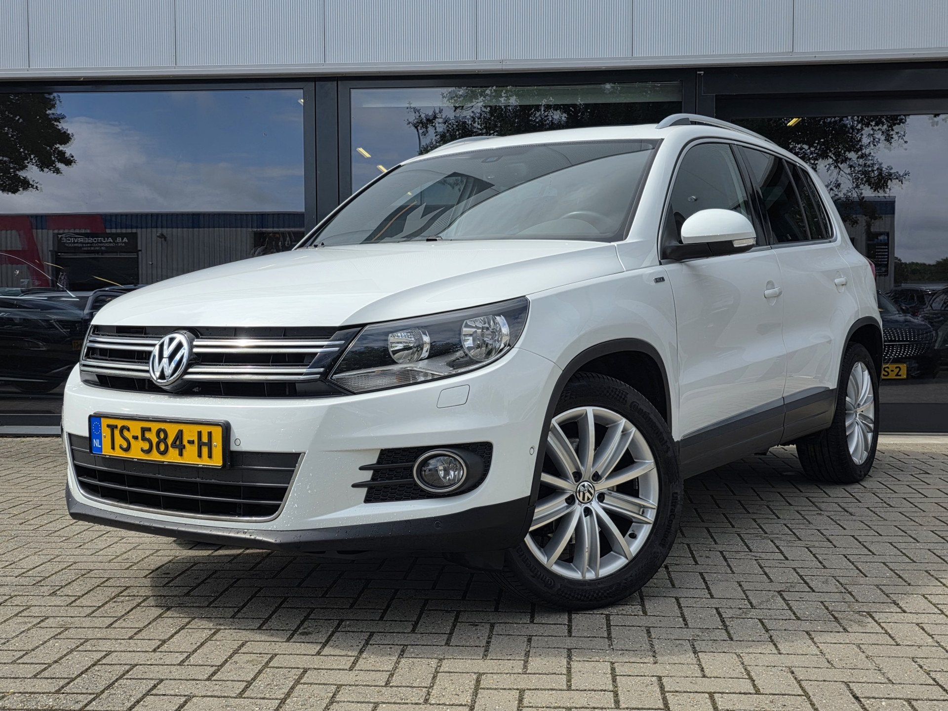 Volkswagen Tiguan 1.4 TSI Sport&Style + CRUISE + KLIMA + NAV, Voorwielaandrijving, Euro 5, Zwart, 4 cilinders