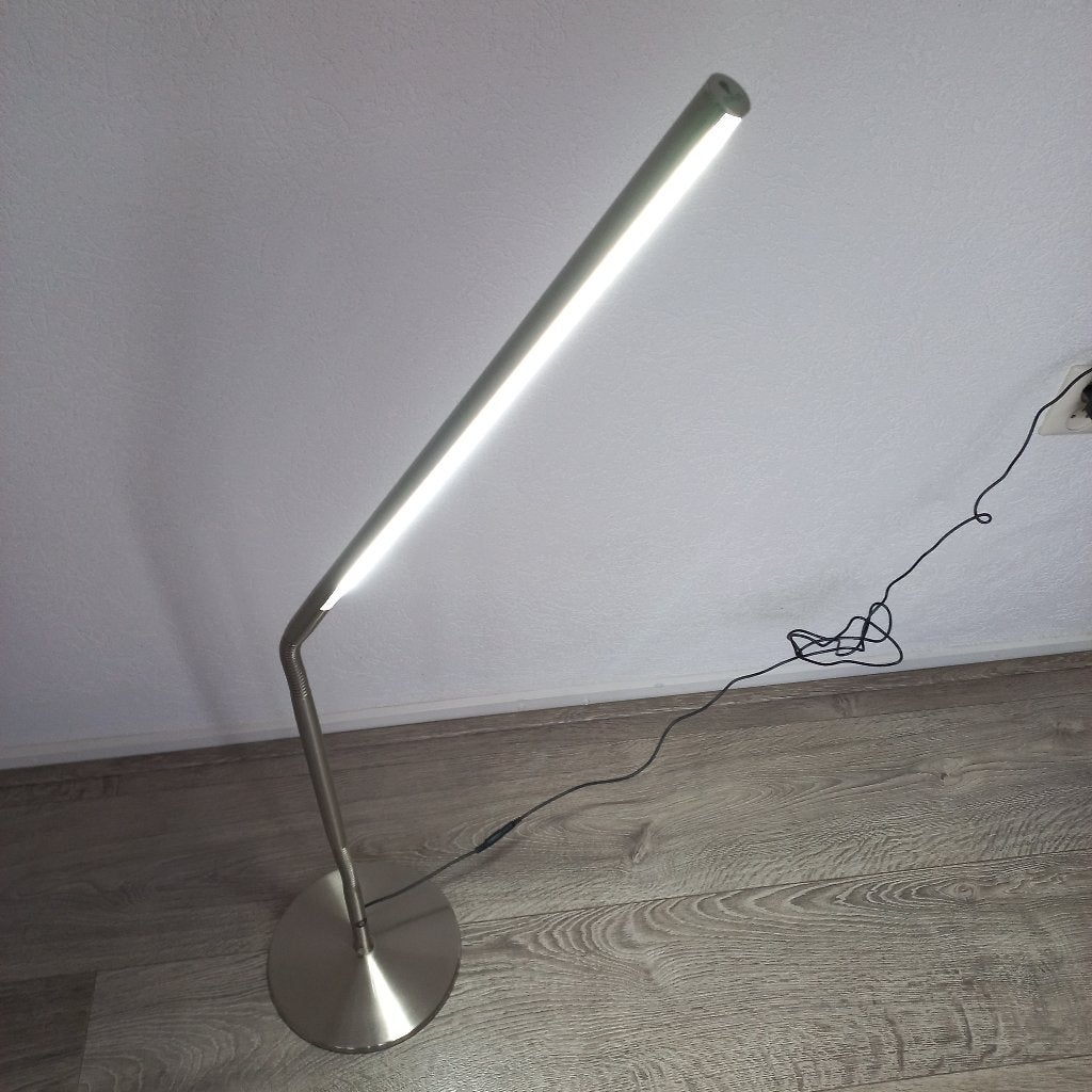 Moderne LED Vloerlamp - Zilverkleurig, 24cm voet, 50cm lamp, Ophalen, Zo goed als nieuw, Overige typen