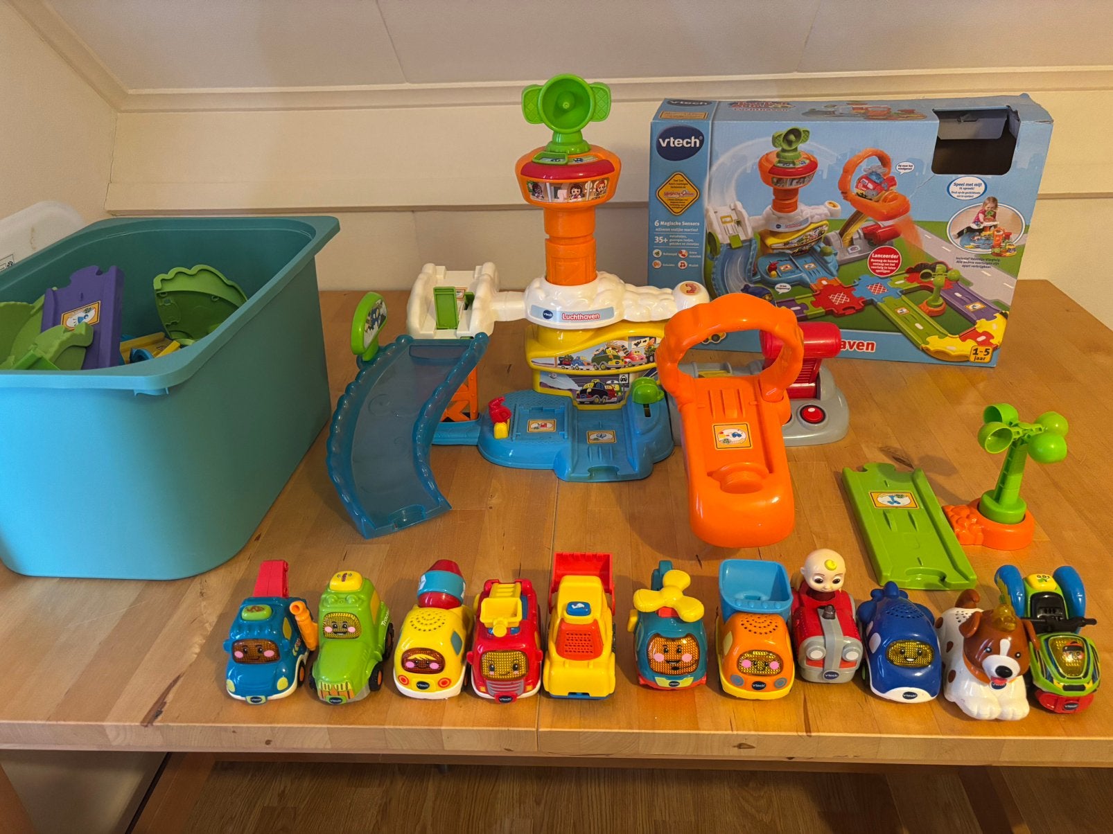Toet toet auto’s met luchthaven, compleet met baan, Kinderen en Baby's, Speelgoed | Vtech, Ophalen, Zo goed als nieuw, 2 tot 4 jaar