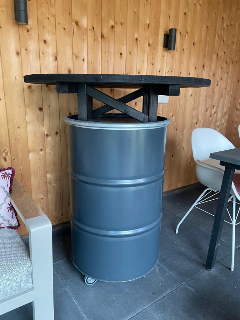 Stevige bartafel van olievat met houten blad, Huis en Inrichting, Tafels | Statafels, Zo goed als nieuw, Ophalen