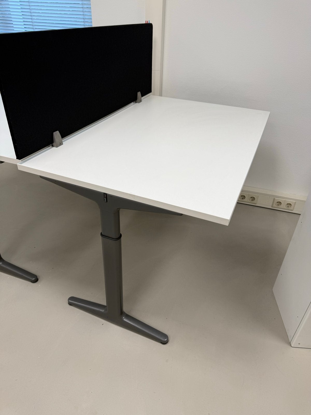 4 stuks ahrend Wit bureau, in hoogte verstelbaar, 120x80 cm, Overige typen, 120 cm, Spaanplaat of MDF, In hoogte verstelbaar