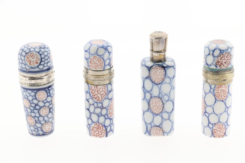 4 Porseleinen Odeurflacons Parfumflesjes oa. met Zilver Dop, Antiek en Kunst, Ophalen of Verzenden, Zilver