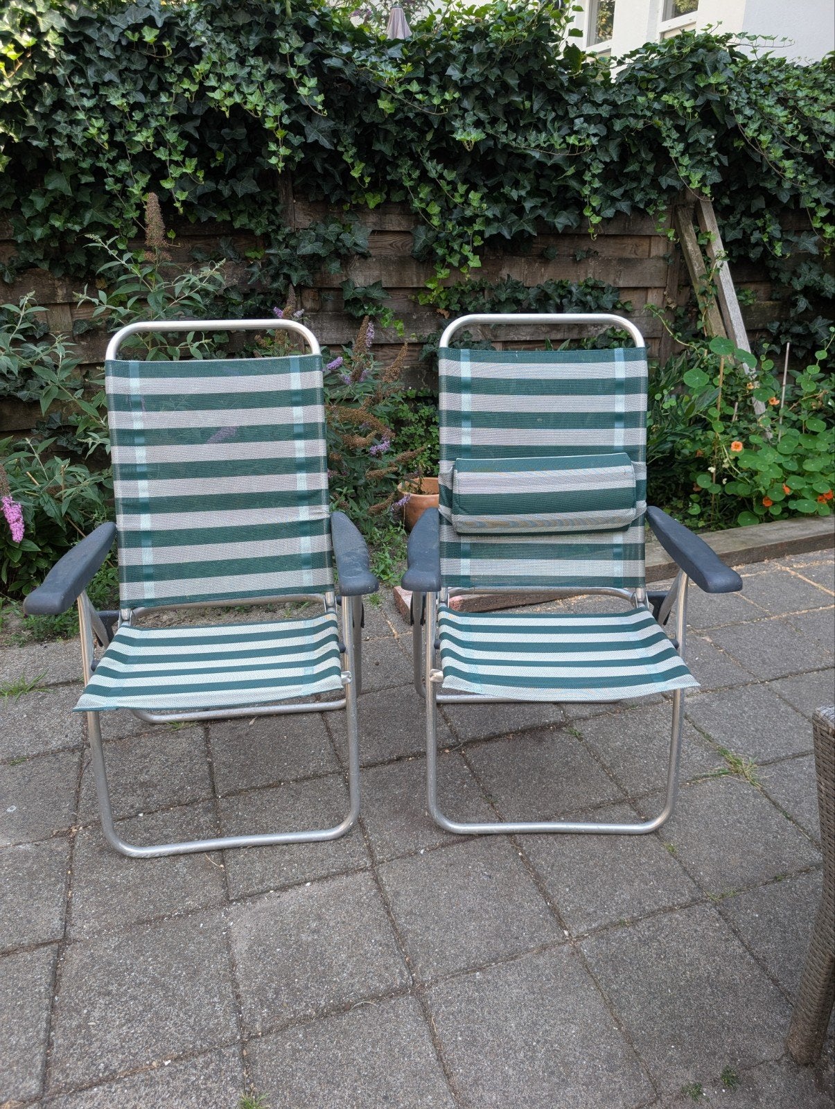 2 Tuinstoelen - Groen/Wit gestreept, 1 met hoofdsteun, Tuin en Terras, Tuinstoelen, Ophalen, Gebruikt, Textileen, Inklapbaar