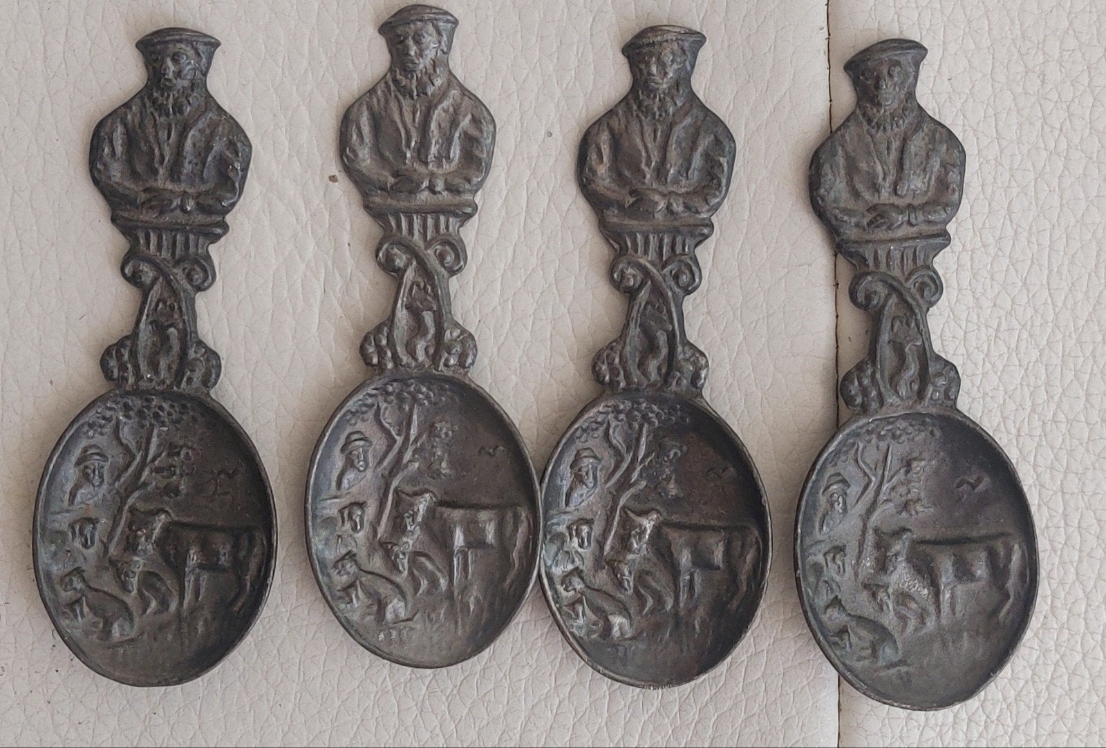 Set van 4 antieke tinnen lepels met reliëf, Ophalen of Verzenden