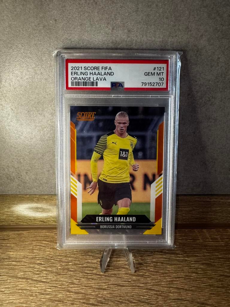 PSA 10 HAALAND /99 ORANGE FIFA SCORE PANINI LAVA, Ophalen of Verzenden, Nieuw, Plaatje